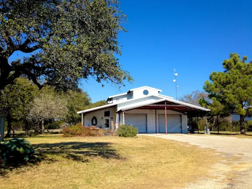 Secluded getaway, 2BR, near Fossil Rim, 900 acres, hiking, farm animals