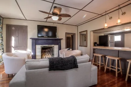 Cottage On Main- In The Heart Of Weston Отели рядом с достопримечательностью «Зона Роза Таун Сентер»