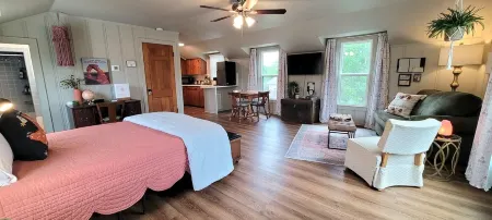 The Compass Loft Studio near TSU with EV Charger