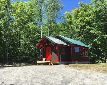 Handcrafted mountain cabin with gorgeous views Hotels in Johnsburg