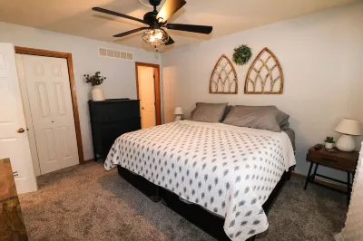 5 Bedroom Lincoln Home 10 Minutes from Downtown