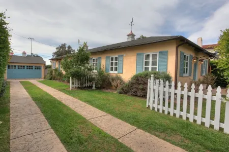 Steps to the Sand: Enjoy beach views & a private fenced yard. Great for families Отели рядом с достопримечательностью «Мортон Бэй Фиг Три»
