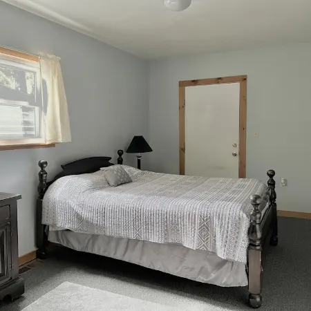 Quaint 2 bedroom apartment. 5 minute walk to down town Close to local bike trail