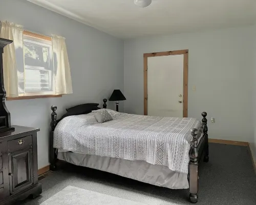 Quaint 2 bedroom apartment. 5 minute walk to down town Close to local bike trail Hotels in Warren