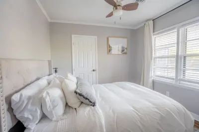 AMAZING East Memphis 3BDR Home w/ RELAXING DECK! Mendenhall Commons附近的飯店