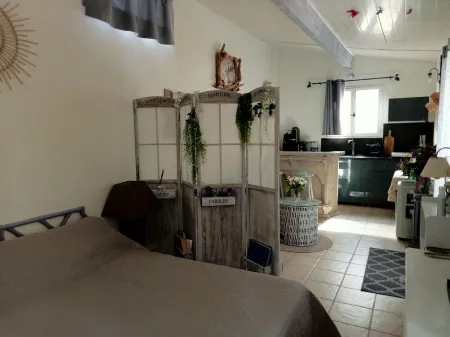 Charming brand-new studio in the countryside Отели в г. Var