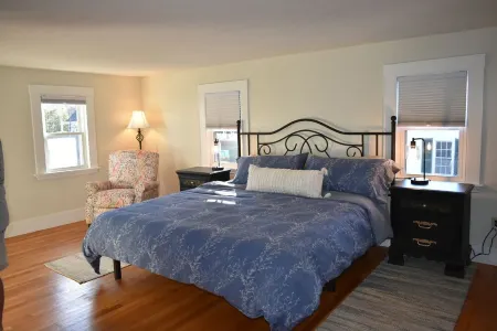 In-Town Kennebunk - walk to mult cafes/restaurants/shops! Beaches 6 mins away! Отели в г. Кеннебанк