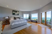 Oceanfront Luxurious Home, Pet Friendly, Hot Tub, Fly In and Walk from Airstrip Hotels near Cape Mendocino Lighthouse(At Shelter Cove)