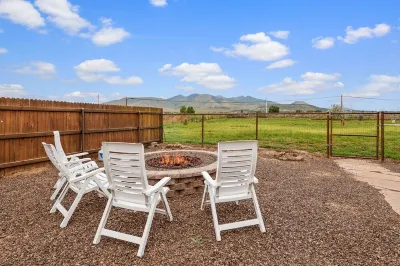 Country Home with Mountain Views, 4 Bedrooms, A/C, Allows Pets! 카치나 피크스 와일더네스 주변 호텔