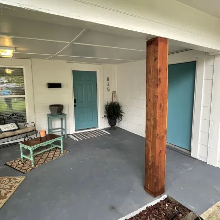 Perfectly located cottage in the heart of town! Walk to everything!