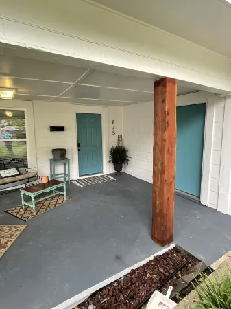 Perfectly located cottage in the heart of town! Walk to everything!