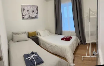 New 2 BR APT: amazing location, spotless, free private parking. Hotels in 