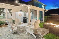 4 Min Walk to Beach~Golf Sim~Hot Tub~Private Backyard~Fire Pit~Outdoor Shower