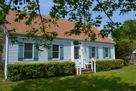 The Boarding House, King bed comfort. Close to Nantucket Sound beaches.