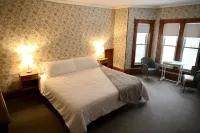 Hot Tub - 7 bedrooms - 5 minutes from Okemo Ski - enchanting 200 year old VT inn