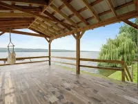 Lakefront Home on Seneca Wine Trail - Hot Tub and Sunset View Near Watkins Glen Hoteles en Hector
