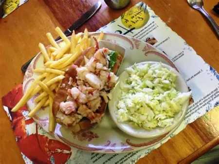 NOTHING LIKE IT!  STUNNING, PRIVATE ESCAPTE W/ OCEAN FRONT VIEWS, PRIVATE DOCK. Отели в г. Кеннебанкпорт