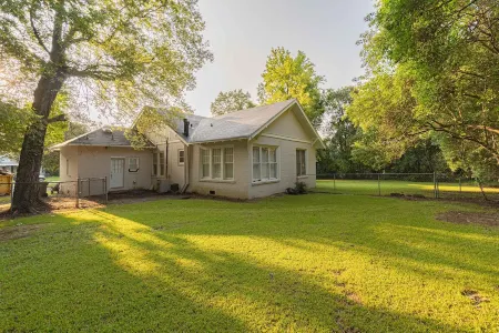 2 BR Cloverdale Duplex w/ Large Country Kitchen