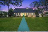 Hot tub, pool, bbq, game room near downtown