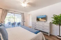 Paradise in the Sun! Updated 3BR home w/ Pool & Grill - Family Friendly!! Hotels near Publix Super Market at Naples Walk