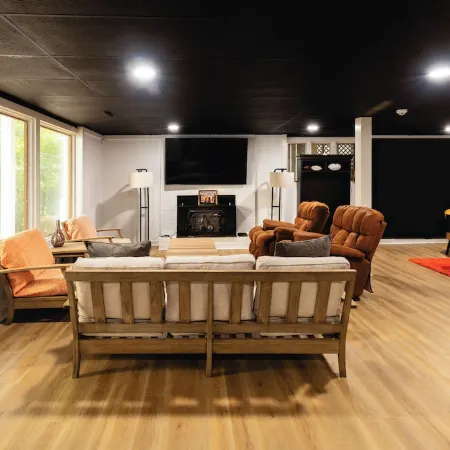 Clemson 3Br Family-Friendly Near Stadium with 75” TV and Indoor Putt Green