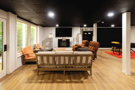 Clemson 3Br Family-Friendly Near Stadium with 75” TV and Indoor Putt Green Отели в г. Клемсон