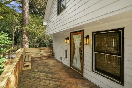 A historical and restful retreat in the heart of Stone Mountain Village Отели рядом с достопримечательностью «Benu Glass Creations»