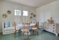 Charming Coastal Cottage in Fairhope, steps away from Mobile Bay Hotels in Fairhope