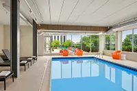 Aloft Chicago Schaumburg - Pools