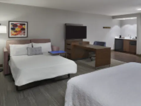 Hampton Inn & Suites by Hilton Montreal-Dorval ドルヴァルのホテル
