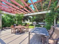 Quiet Cottage; Close to Beach, Pool & Shopping - Jacuzzi