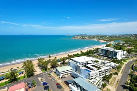 YEPPOON CBD UNIT9  Opposite Beachfront with Ocean Views Отели в г. Ейппун