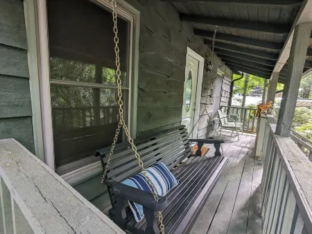 Coziness Located in Linville Land Harbor; Lake Community in the Mountains. Отели рядом с достопримечательностью «Christmas Tree Hill Garden Center»