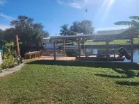 Shadow's Oasis, Tropical Cozy 2/2 w/ Pool, Sundeck & Fishing in your own space!