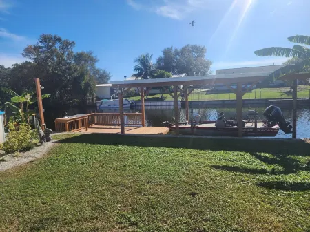 Shadow's Oasis, Tropical Cozy 2/2 w/ Pool, Sundeck & Fishing in your own space!