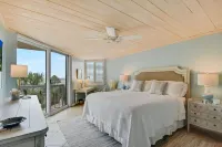 Oceanfront 3 BR/3 BA at the beautiful King and Prince Resort โรงแรมใน