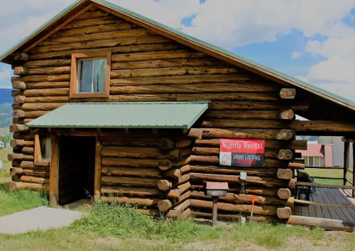 Enjoy a Get-A-Way @ this cozy log cabin on Eagle Nest Lake, in Eagle Nest NM!!