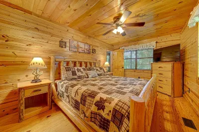 Bear Bottoms with Fireplace & Hot Tub