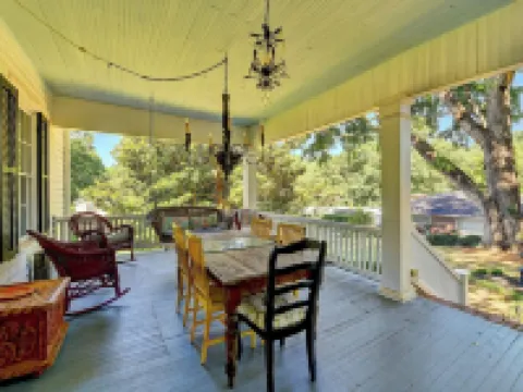 King St Retreat- Pvt Pool, Bball, Ping Pong, Pets OK スワニーのホテル