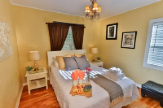 12 Min Walk To Downtown. 5 Min Walk To Whitman. Surrounded By 2 Beautiful Parks.