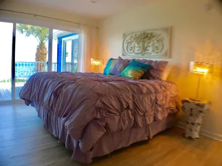 5G internet!  Work from home here!Bay front, 3 bdrm, 2 bath, Dock for your boat