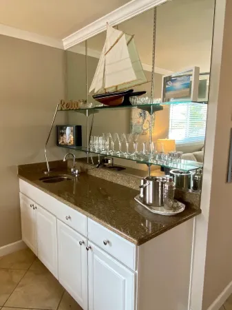 Waterfront Condo - Plush Furnishings  - White Sandy Beaches - Corner Unit Отели рядом с достопримечательностью «Тики Гарденс - Индиан-Шорс Бич Аксесс»