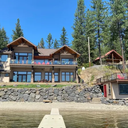 Private lake house on Deer Lake