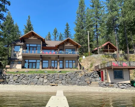 Private lake house on Deer Lake
