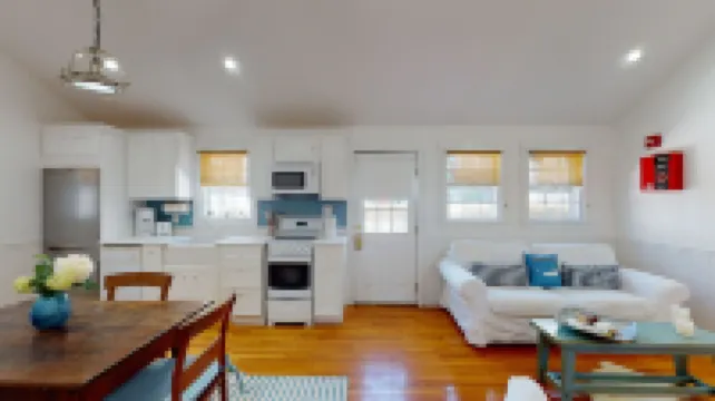 Save Now for Stroll and Winter! Charming Cottage, Close to Lower Main Street.