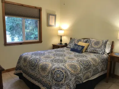 Quiet, Secluded Cottage, Close to Sapelo, Birding, nature, fishing Free wi-fi!