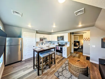 New Modern 1BR, Downtown Custer – Perfect Base for Black Hills Отели в г. Кастер