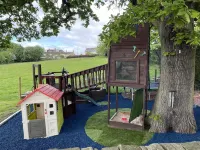 Unique getaway, surrounded by fields close to two great pubs.