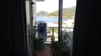 Shoal Bay with Ocean Views and Private Ensuite a share stay in 2 bedroom unit 제니스 비치 토마리 주변 호텔