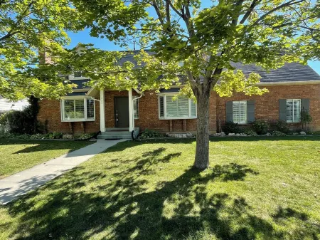 Beautiful Modern Farmhouse near Sundance/BYU Отели в г. Орем